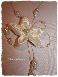 Collier perles nacrés et sa fleur