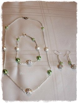 Parure perles de verre nacrée verte et perle Shamballa Blanc